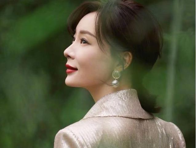 四十岁以后的女人梳什么发型好看,40岁女人什么发型最有气质