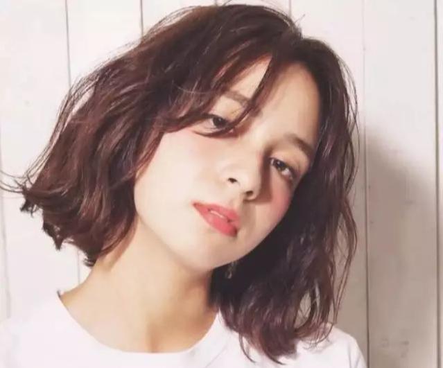 四十岁以后的女人梳什么发型好看,40岁女人什么发型最有气质