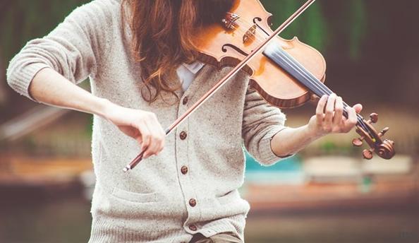 女人人老心不老的句子,赞美一个女人不老的句子