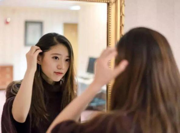 真人比镜子里的丑30%是真的吗，镜子里的自己和现实外貌差别大吗