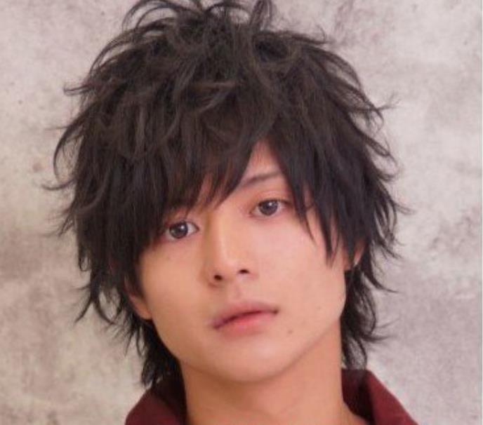 头发蓬乱怎么扎好看,男生头发蓬乱怎么处理