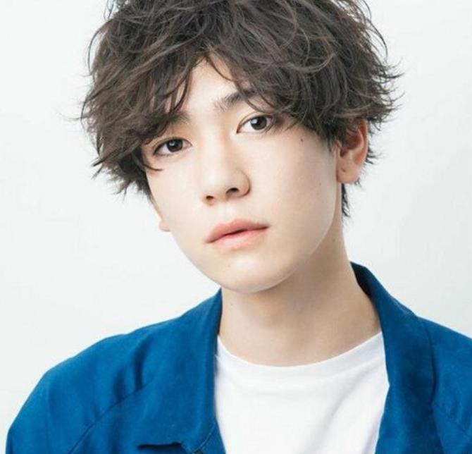 头发蓬乱怎么扎好看,男生头发蓬乱怎么处理