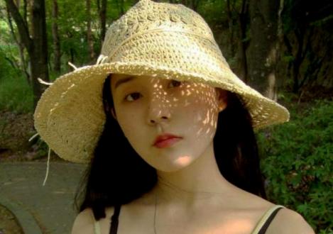 爱戴帽子的女人啥性格,爱戴帽子的女人是缺乏安全感吗