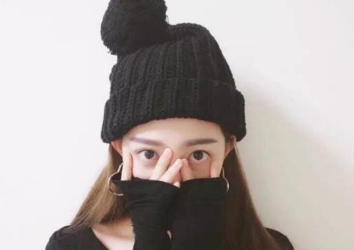 爱戴帽子的女人啥性格,爱戴帽子的女人是缺乏安全感吗