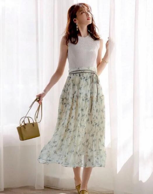 日本女性高级感的裙子穿搭图