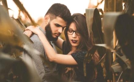 是不是深爱才会深吻,都深吻和拥抱了还能做普通朋友吗