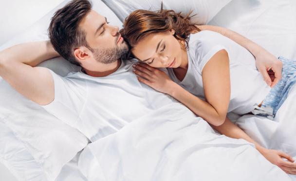 抱着老公后背睡觉什么心理,男人喜欢后背抱着睡觉是什么原因