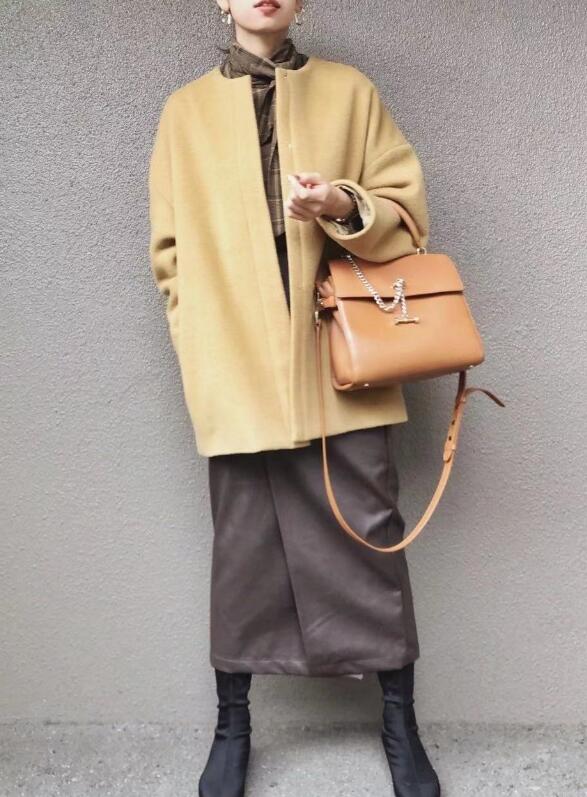 黄颜色大衣怎么搭配好看,黄颜色大衣搭配什么裤子和鞋