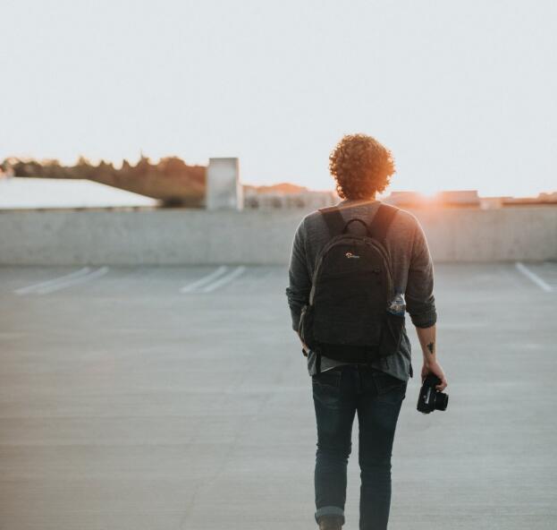 男人坚强挺住的图片