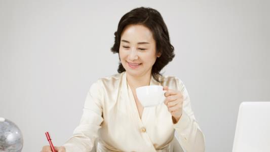 65岁大龄剩女的忠告,女性长期不结婚有危害吗