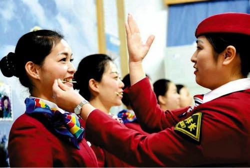 怎么练眼神和表情管理,咬筷子练微笑正确方法