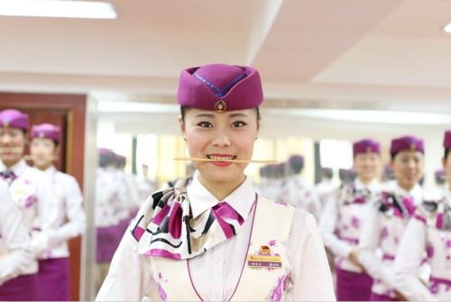 怎么练眼神和表情管理,咬筷子练微笑正确方法