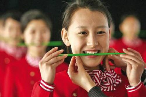 怎么练眼神和表情管理,咬筷子练微笑正确方法