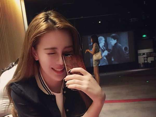 圆脸怎么拍照不显脸圆,圆脸适合什么拍照姿势