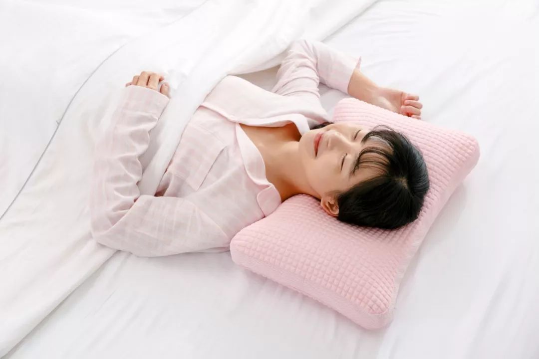 不睡枕头的好处和坏处，不睡枕头能改善驼背吗