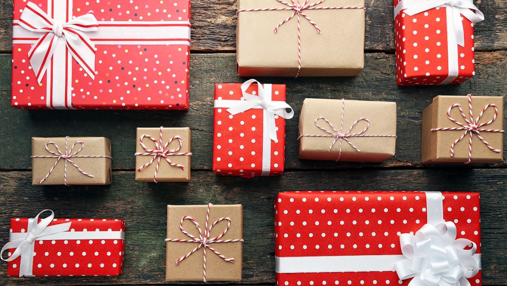 五十岁的丈母娘穿什么颜色好看,五十岁的丈母娘送什么礼物好