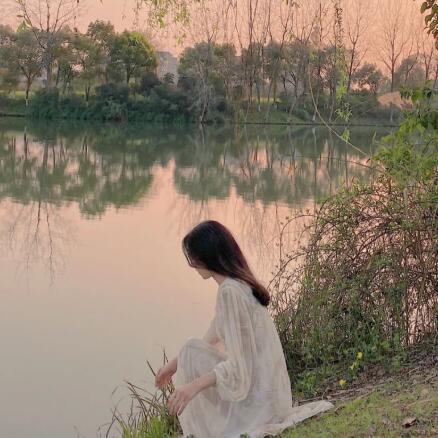 女生蹲在地上的背影照,一个人蹲着的背影图片