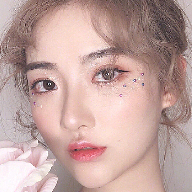 泪痣妆配什么发型，泪痣妆配什么上衣好看