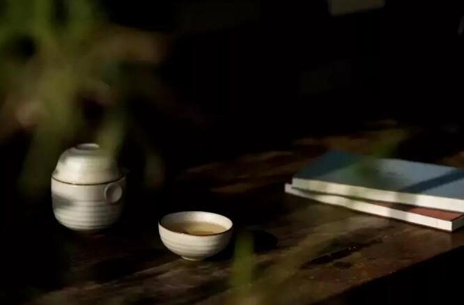 一人一茶一书唯美图片