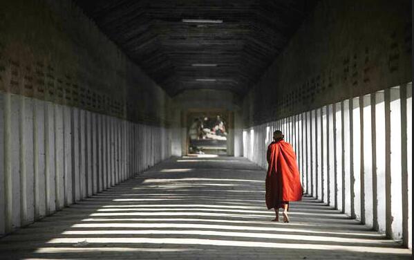 一盏青灯伴古佛的图片