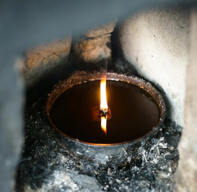 一盏青灯伴古佛的图片