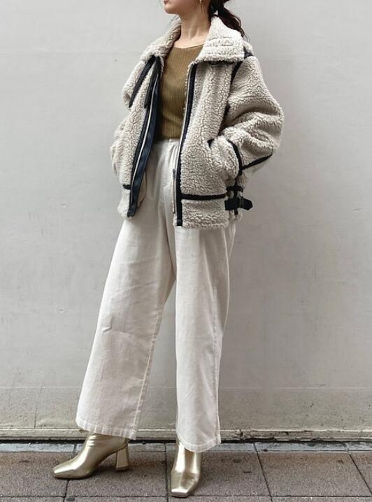 白色灯芯绒阔腿裤搭配什么上衣