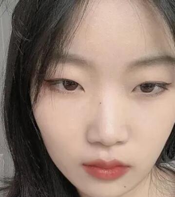 丹凤眼的标准图片