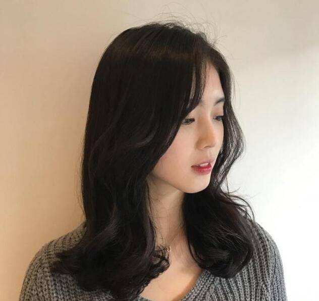 脸小头小适应什么发型,脸小头发多的女生适合什么发型
