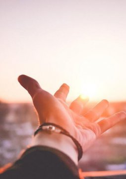 手捧阳光的女人图片，手捧向日葵的女人图片