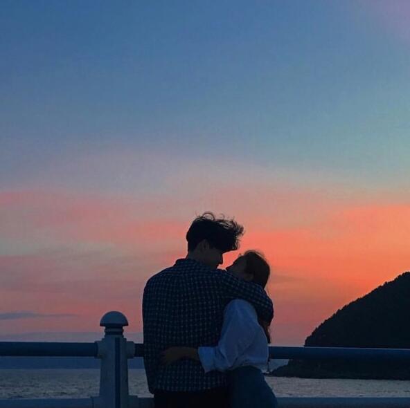 谈恋爱花前月下的图片,情侣花前月下浪漫图片