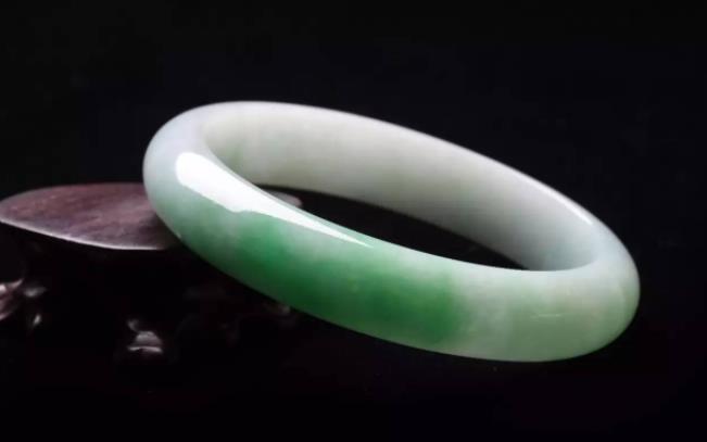 男人给女人买手镯意义,男人送女人项链代表什么