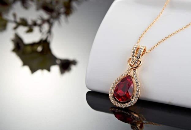 男人给女人买手镯意义,男人送女人项链代表什么