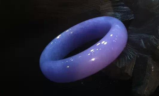 男人给女人买手镯意义,男人送女人项链代表什么