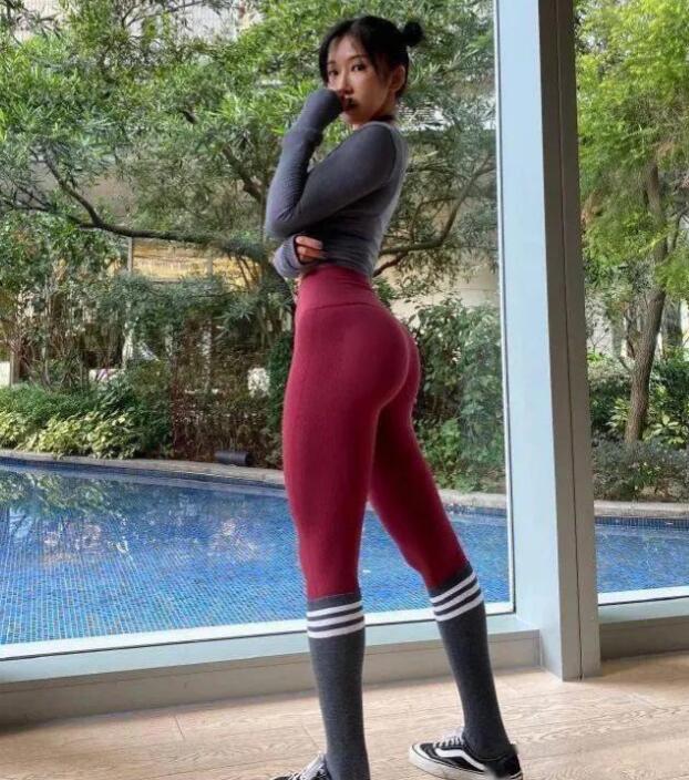 今天给大家分享一组腰臀腿线条清晰的顶级身材,希望这些图片能帮你