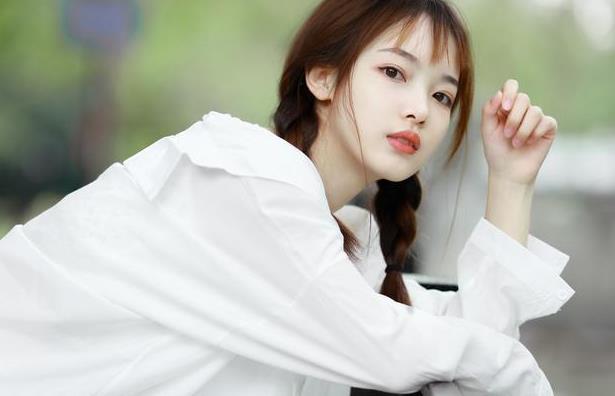交谈时眼睛看对方哪里,交谈时眼睛左右看是什么意思