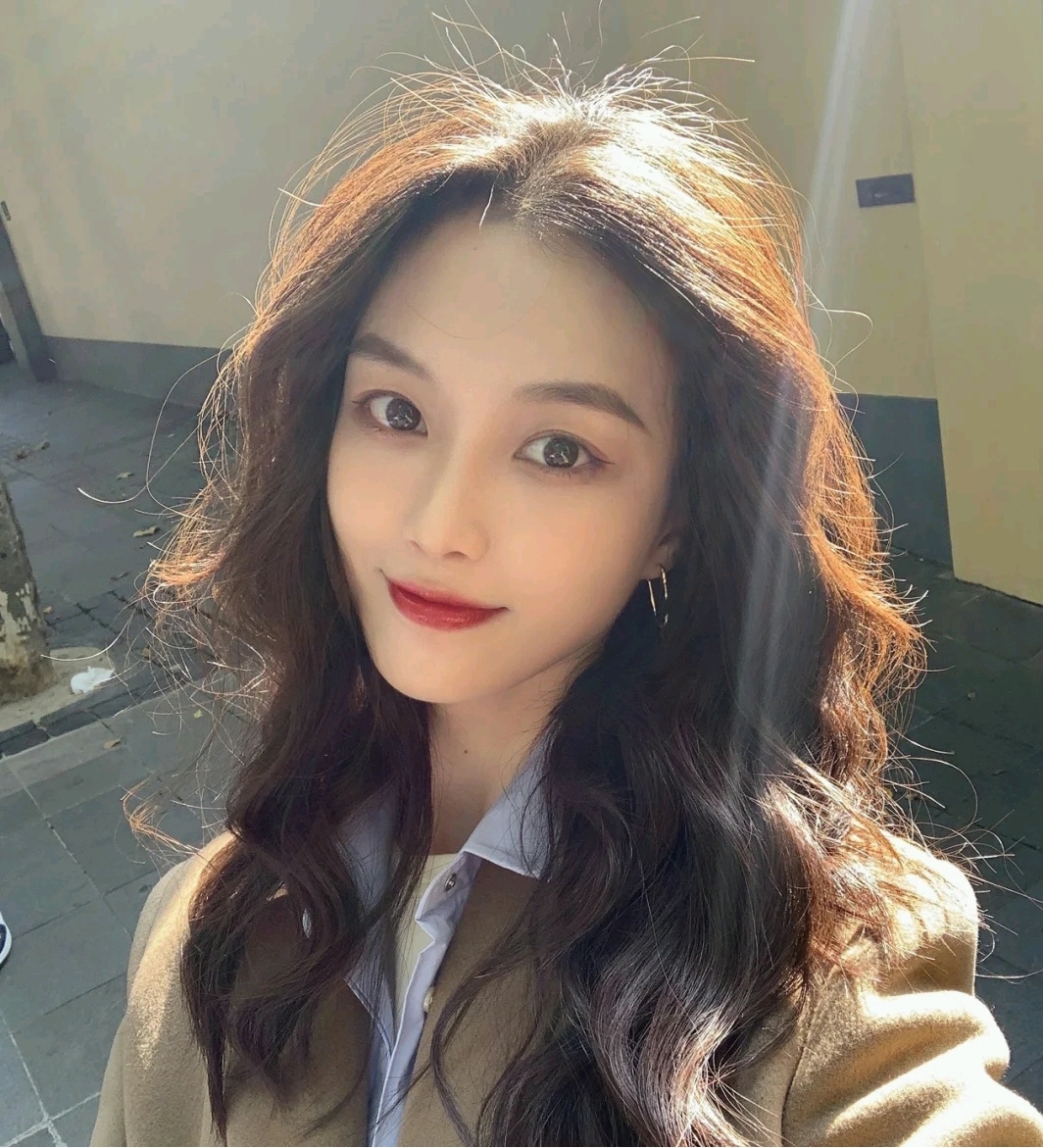 女人什么发型显年轻有朝气长相成熟的女生适合的发型