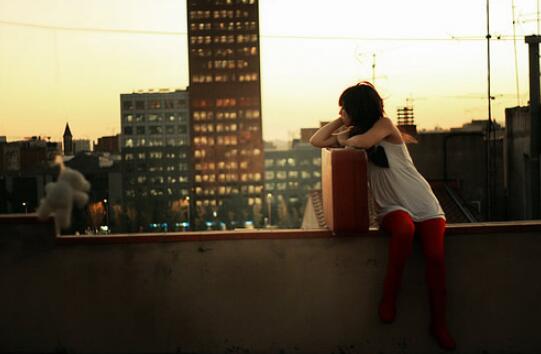 独自承受痛苦的图片