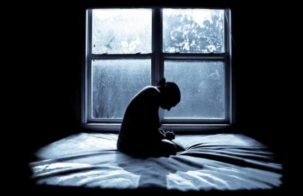 独自承受痛苦的图片