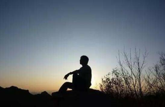 独自承受痛苦的图片