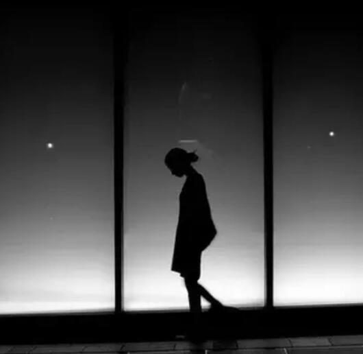 独自承受痛苦的图片