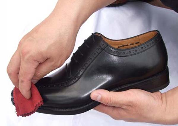 皮鞋怎么清洗和保养，皮鞋里面脏了怎么清洗