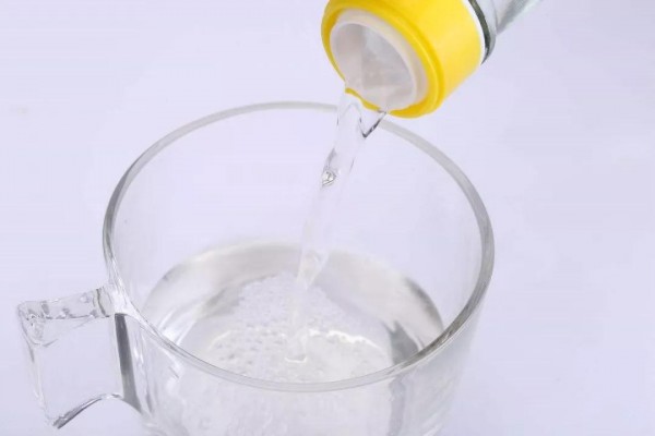 黑裤子掉色用醋还是盐,黑裤子固色用盐还是醋