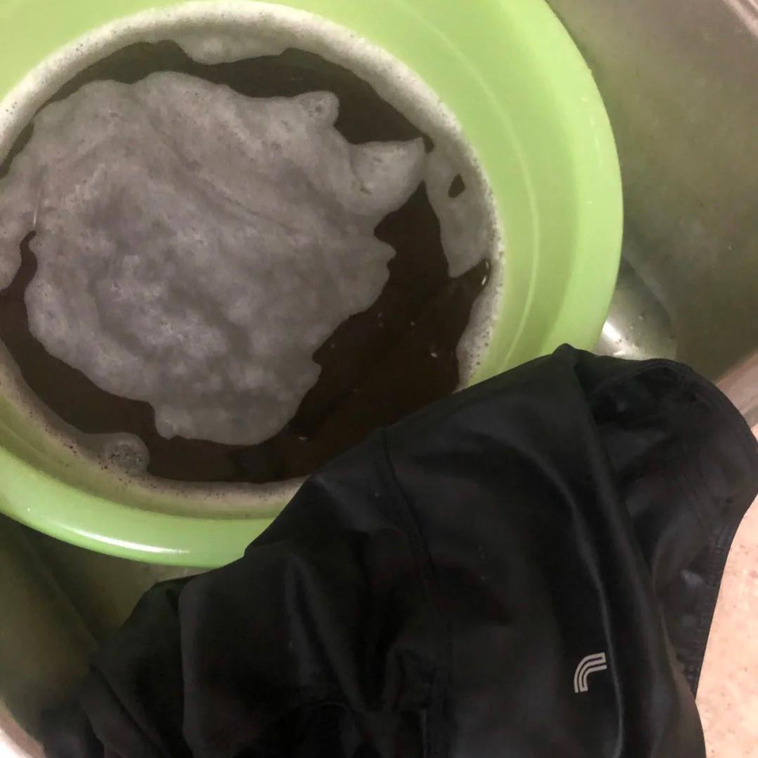 黑裤子掉色用醋还是盐,黑裤子固色用盐还是醋