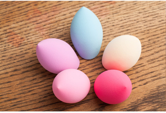 用美妆蛋正确涂粉底液，美妆蛋擦粉底液步骤