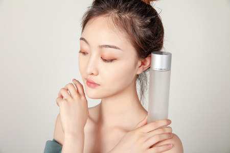 为什么晚上不建议用乳液,精华液白天用还是晚上用