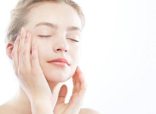 为什么晚上不建议用乳液,精华液白天用还是晚上用