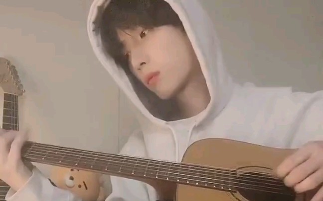 有才华的人性格都很怪吗，会弹吉他的男生给女生什么感觉