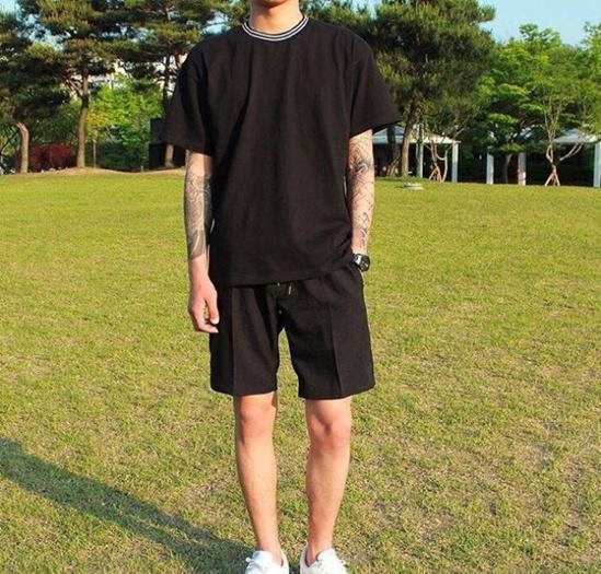 男生一身黑色给人什么感觉,男生穿一身黑给女生的感觉