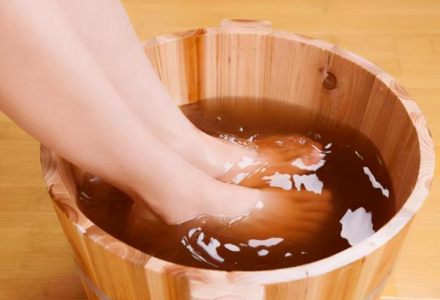 女人经常泡脚会年轻吗,女人经常泡脚可以滋阴吗