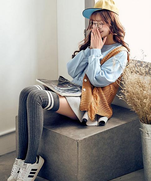 冬季裙子与袜子的搭配,秋冬半身裙配什么袜子